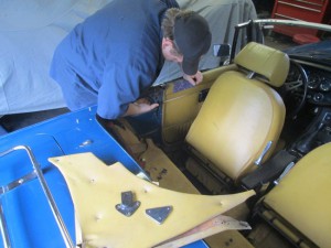 Tapping plate for mounting convertible top